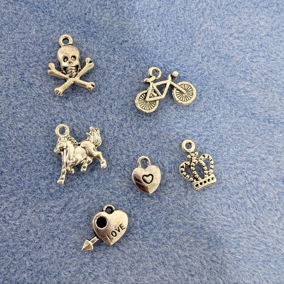 Over 100 charms - Picture 1 of 6